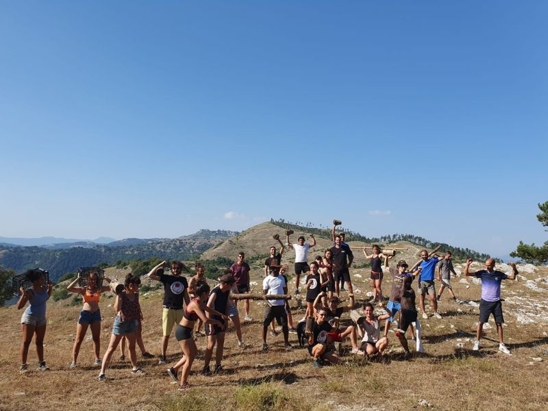 foto di gruppo post allenamento di Agrisport sulla cima del monte Guadagnolo